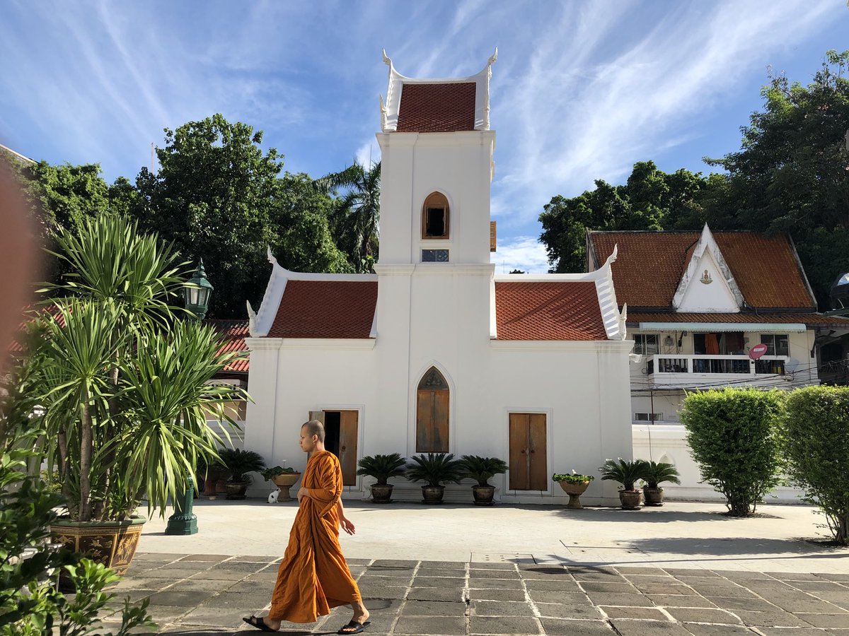 AnAsiaticVamp's tweet photo. I enjoyed every bit of this peacefulness while it lasted 🙏 #meritmaking #bangkok #thailand https://t.co/p0WYTtyKFf