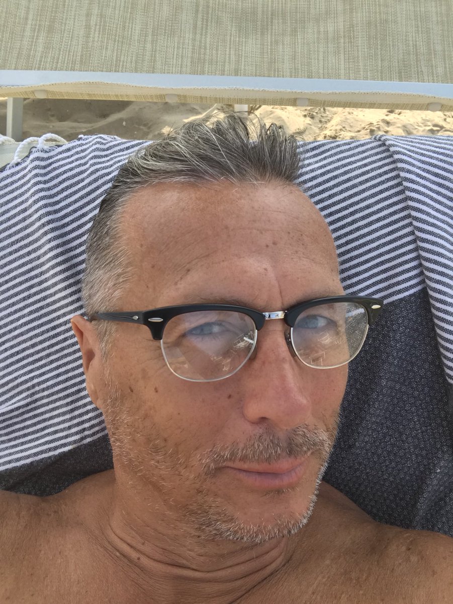 paolobelliswing's tweet photo. 🤣😇😳🤪😩🤫 Era un bel pò che non avevo una vicina di ombrellone come la signora qui accanto!!! Dalla #merkel alla #romania passando da #napolitano in #30secondi #netti #record 😳🤪 #satuttolei #braghera #perpetua #tuttologa #tg #fantastic #noncisonopiulemezzestagioni https://t.co/4kjNzcSkNI