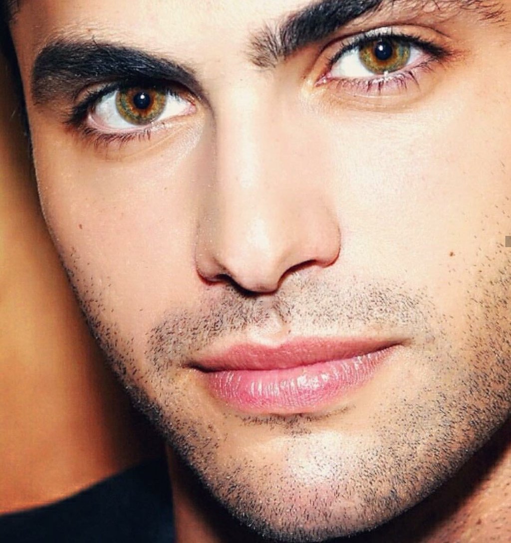 AriTang_Bam's tweet photo. Matthew has such beautiful eyes 💜 #SaveShadowhunters https://t.co/37djDPGZhj
