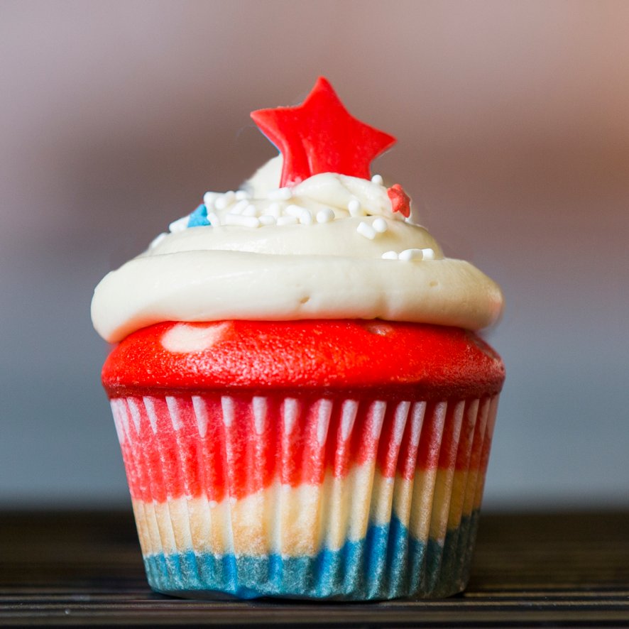 Burnetts306's tweet photo. These cupcakes start with a simple boxed cake mix - perfect for a last minute 4th of July treat to wow your friends &amp; family. Get the recipe: https://t.co/ggKKWDZnWL https://t.co/1dNJn2eit2