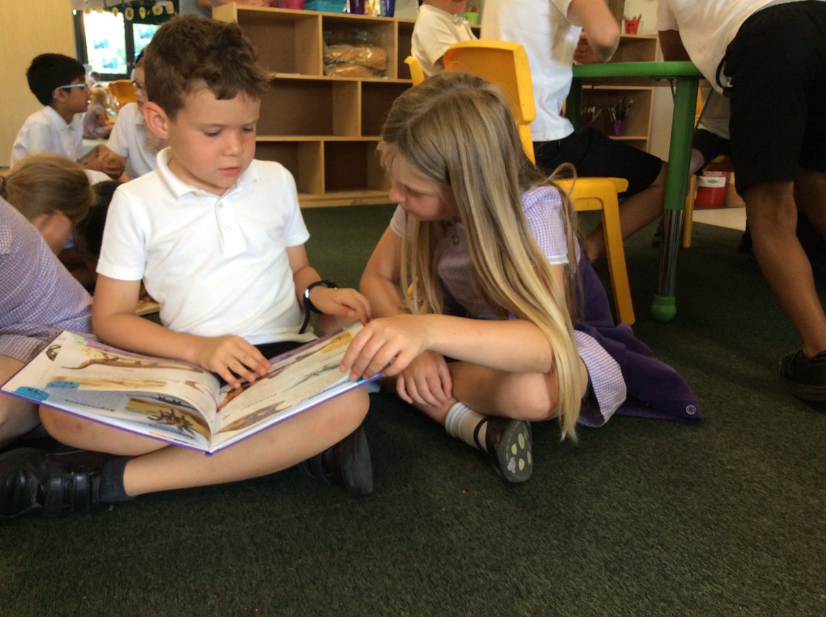 AthensClass's tweet photo. We enjoyed sharing our favourite books with the Year 4 children 📚📖😀 https://t.co/UZyExloci5