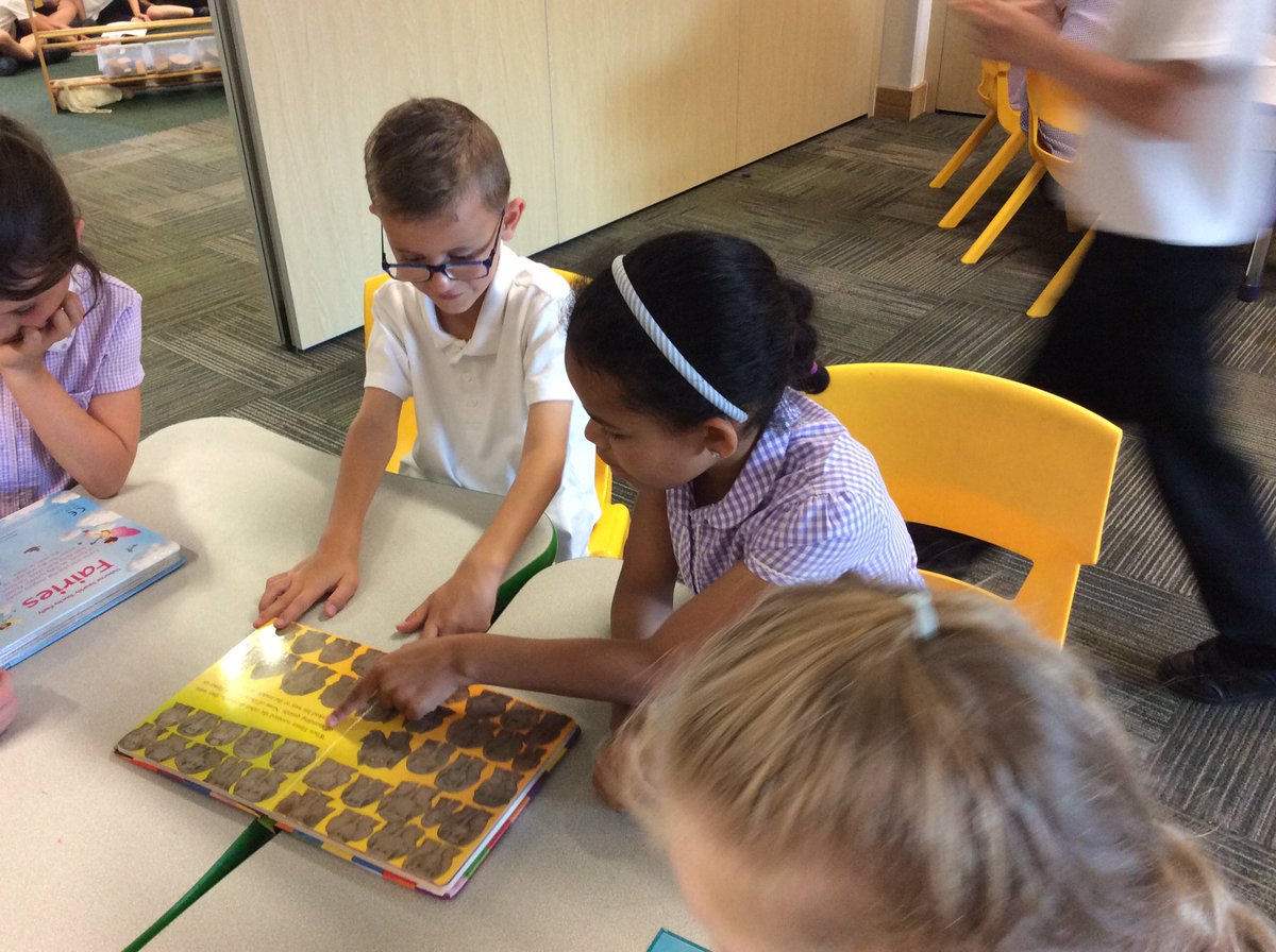 AthensClass's tweet photo. We enjoyed sharing our favourite books with the Year 4 children 📚📖😀 https://t.co/UZyExloci5