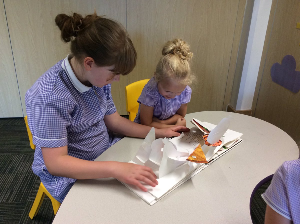 AthensClass's tweet photo. We enjoyed sharing our favourite books with the Year 4 children 📚📖😀 https://t.co/UZyExloci5
