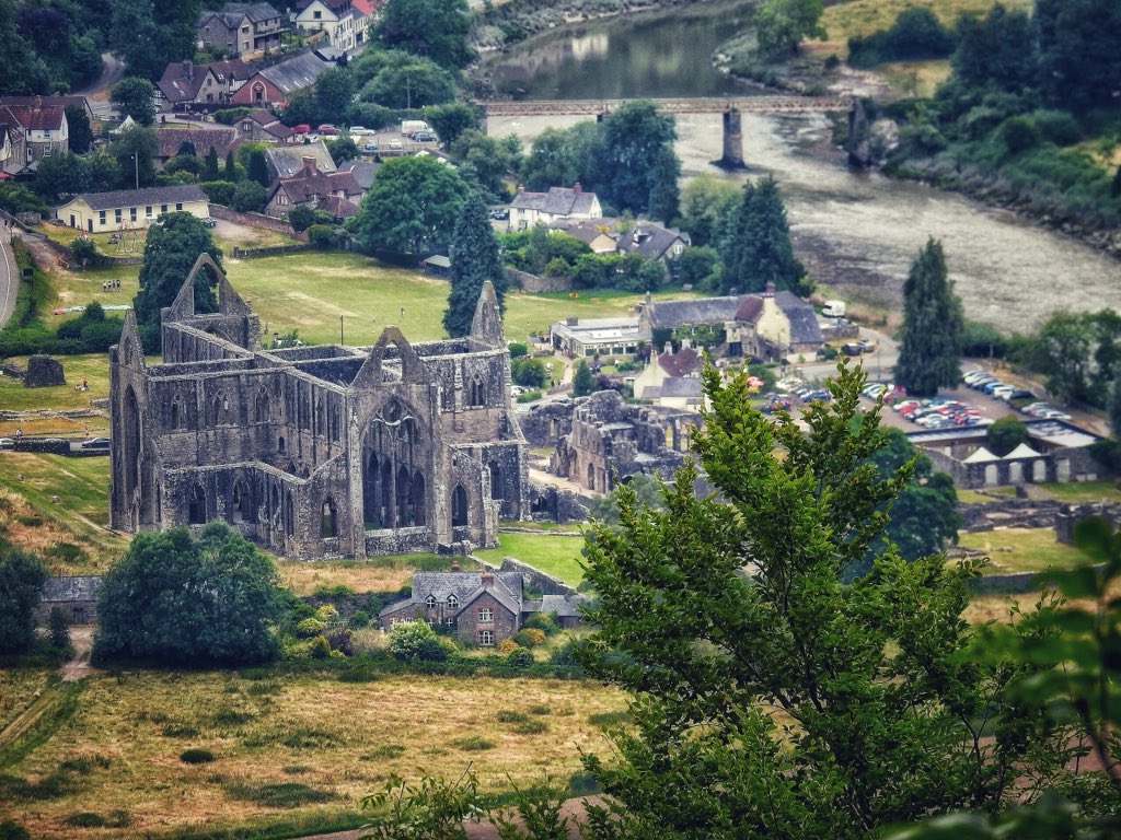 #OffasDyke looking down at the # #RiverWye #Chepstow Castle and #TinternAbbey #toohottowalk <a href="/Cadw/">Debbie</a>  <a href="/visitwales/">Visit Wales 🏴󠁧󠁢󠁷󠁬󠁳󠁿</a>