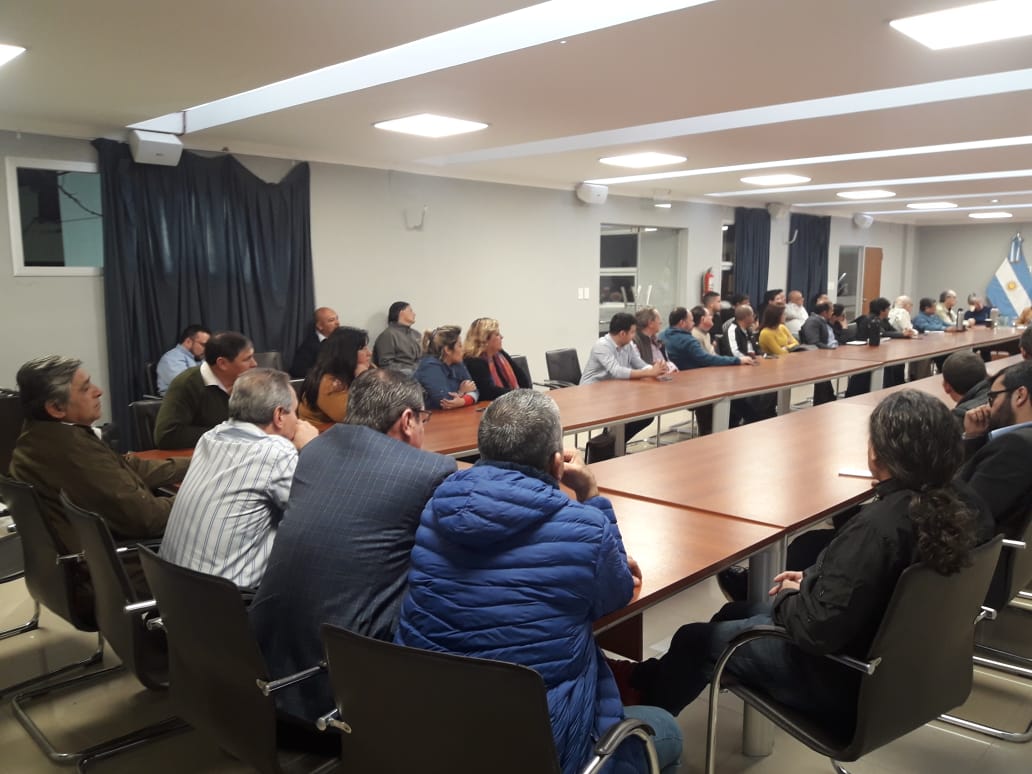 JuanRamonSanta's tweet photo. #BARRANQUERAS: Juan Ramón Santa Cruz participo en la reunión de la #MesadeAccionPolitica c/intendentes y representantes del #FCHMM en oposición a las #PolíticasDeAjuste del #GobiernoNacional y #FMI
#SeguimosTrabajando
#Hay2019
✌️@jrasantacruz
➡️ https://t.co/Wx6o9CHlo1 https://t.co/QMRaUVzVCg