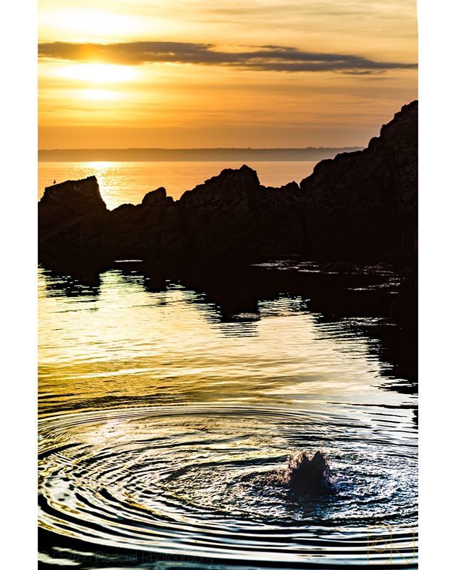 OK, over processed this one, but loved the contrasting textures of the sky and water.  #HopeCove #Devon #Devonshire Devon_Cornwall_beauty #DevonLife #sea #VitaminSea  #DevonCoast #ExploreDevon #IgersDevon ##Sunset #Sunset_pics #SunsetIG #Nikon #D810 ift.tt/2KLCmU2