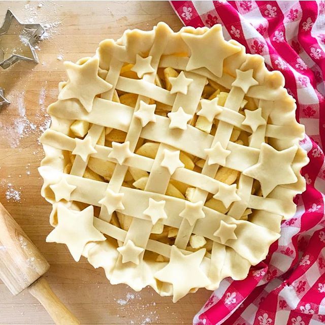 Maries_Kitchen_'s tweet photo. Patriotic Apple Pie 🇺🇸 Planning to make one more pie — what should I put on top? All done with stars and stripes haha ⭐️ Would love your ideas! 😘 *
*
*
*
*
*
*
#fourthofjuly #4thofjuly #feedfeed @thefeedfeed #f52grams #piecrust #f52red #rslove #c… https://t.co/LxAsHWrmBU https://t.co/GEX3xyJPJn