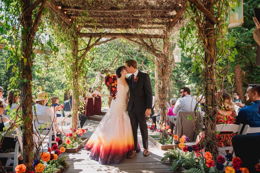 oldtappanmanor's tweet photo. Look at this INCREDIBLE ombre dress! This sunset themed summer wedding is so beautiful 🌅 https://t.co/5tLiH1CcOI