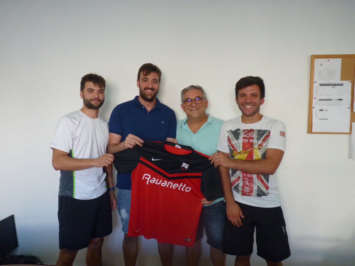 InterManacor's tweet photo. Seguim amb les renovacions! 🤝
És el torn de l'esquerra d'en Joan Riera, el sacrifici d'en Sebastià Marcè i el pulmó del mig del camp d'en @mfebrerserra, que posen contents en presència del nostre president, Sion Febrer. #InterManacor #InterSomTots #RegionalPreferent 🔴⚫🔴 https://t.co/8pzvapbThU