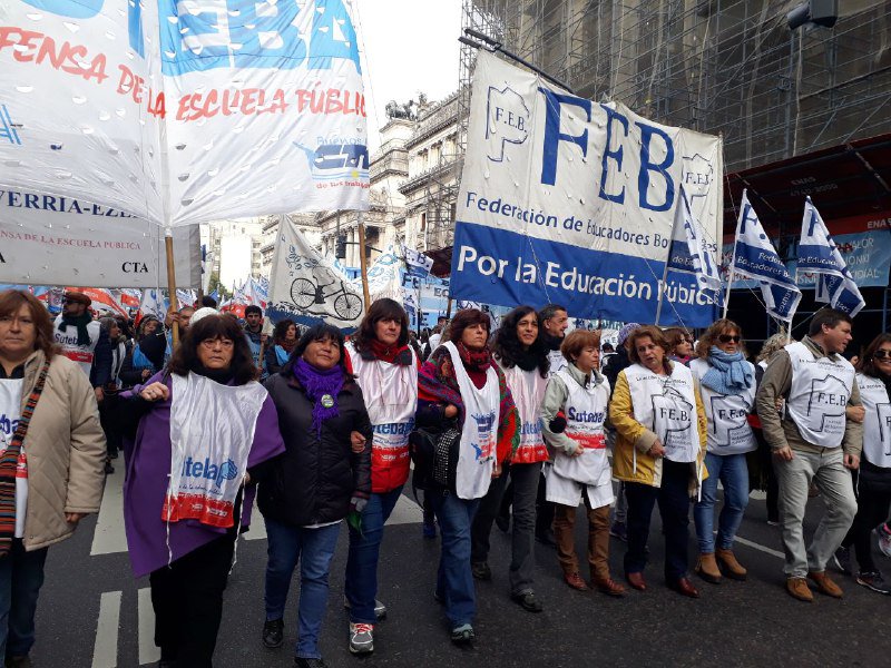 Marchamos con orgullo y dignidad, en solidaridad con nuestros cros de @AtechOficial de <a href="/SutecoCtera/">Suteco</a> y lxs trabajadorxs despedidos de TELAM
#LaRepresionEsElLimite 
#ParoNacionalDocente 
#Solidaridad 
#BastaDeDespidos 
#BastaDeAjuste 
#ParitariaYa