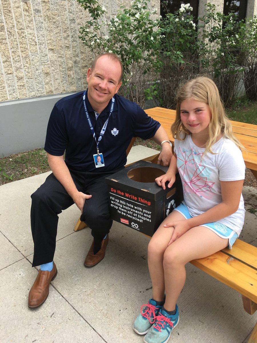 StrongFree67's tweet image. #SophiaProject dropped off @StaplesCanada writing instrument recycle box to Mike Wake the Assistant Superintendent with #StJamesAssiniboiaSchoolDivision in St James #Winnipeg #DoTheWriteThing #EveryOffice #EverySchool helping save our planet @TerraCycleCA @slasuik @CityNewsWPG