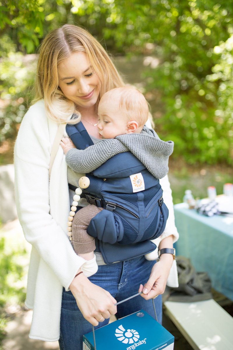 mommye's tweet photo. Have you been eying the #CoolOmni360? Right now, through the end of June you can get one FREE when you purchase the #180Stroller from @Ergobaby! Do summer right #InMyErgo! AD https://t.co/B2dZmwwrPu https://t.co/sCI2mfoltn