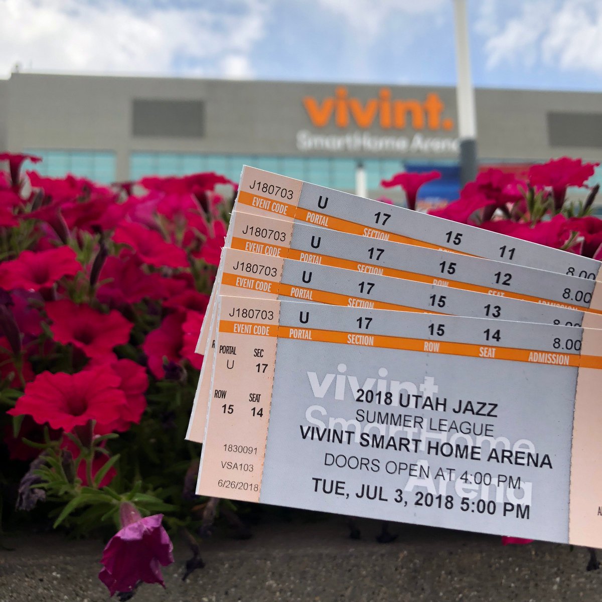 deltacenter's tweet photo. FLASH GIVEAWAY: Win four tickets to @utahjazzsl night 2 and $80 in food vouchers to Honest Acai in the arena!
To enter:
1️⃣Follow @vivintarena 
2️⃣Like &amp; RT
3️⃣Tag a friend 
*Winner will be DM’d by 2pm https://t.co/Di4BeXPrFb