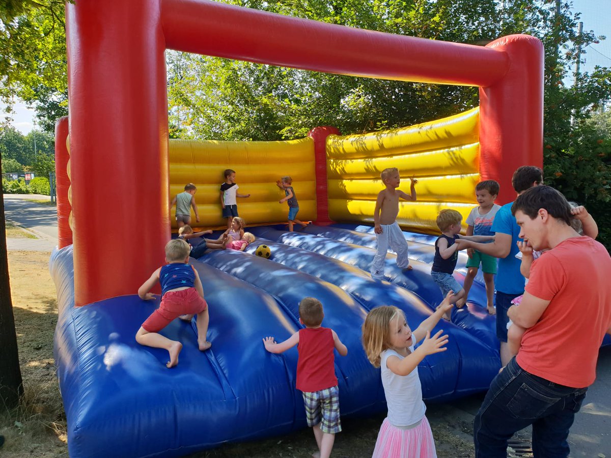 Heerlijk buiten de #judo afsluiten. Traditioneel doen we dat natuurlijk weer met ons #springkussen.