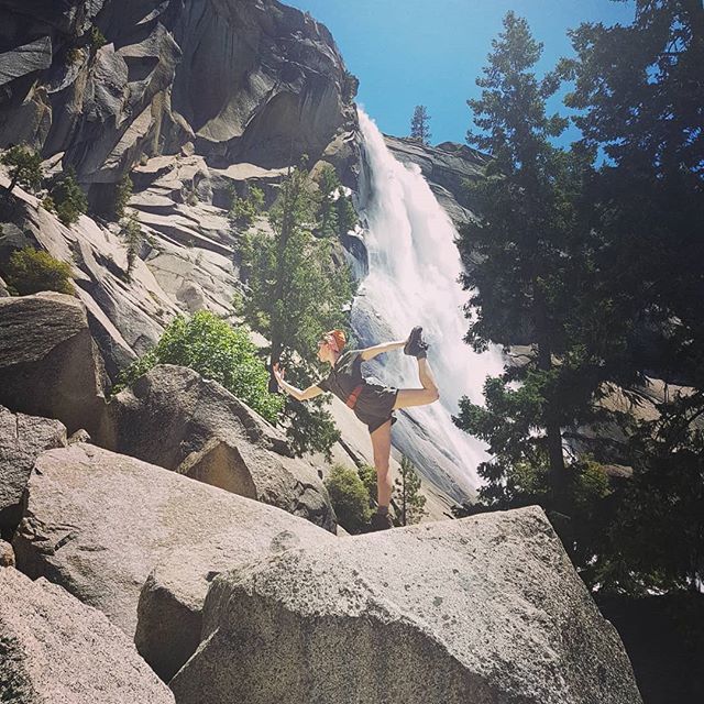 Always time for yoga! Practicing dancer pose (natarajasana) on a giant rock at Nevada Falls 🧘‍♀️💚🙏
.
.
.
#yosemite #yosemitenationalpark #yoga #dancerpose #dancer #natarajasana instagram.com/p/Bkxo1kMgf1y/