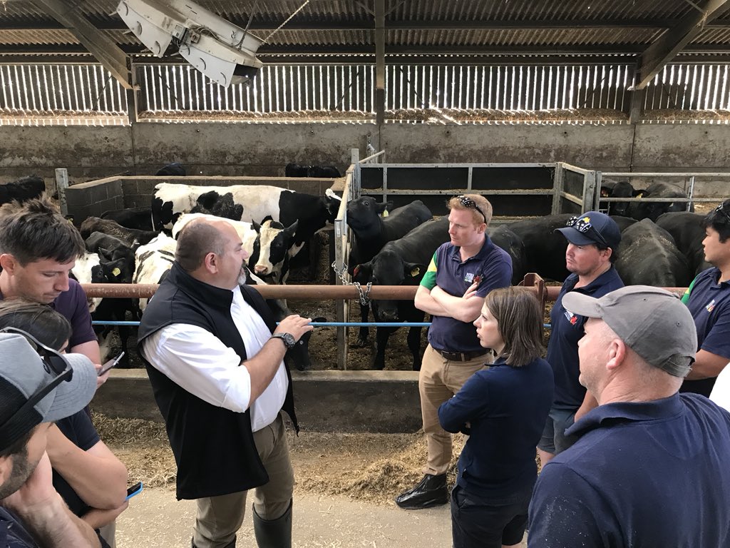 tommythevet's tweet image. What a great morning with @robdvet 

#integratedbeef 
#precisionbeef

Management at the highest level.

Data that’s being used to drive performance.

Very impressive attention to detail
Lighting the way....

#nuffieldag