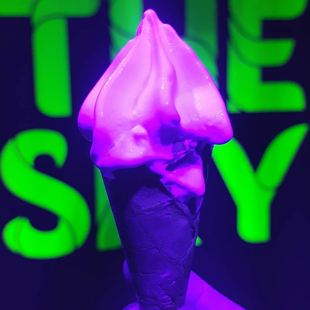 seasonofvictory's tweet photo. It's hot. Ate luminous ice cream.🍦🌞❄
.
.
.
#bompasandparr #designagency #design #eventdesign #bmof #icecream @bompasandparr #kingscrossn1c #kingscross #bmofscoop #eventgraphics @bmof_london #londonevents @icecream_gram #icecreamgram #britishmuseumoffood https://t.co/1VPB0SpgCB