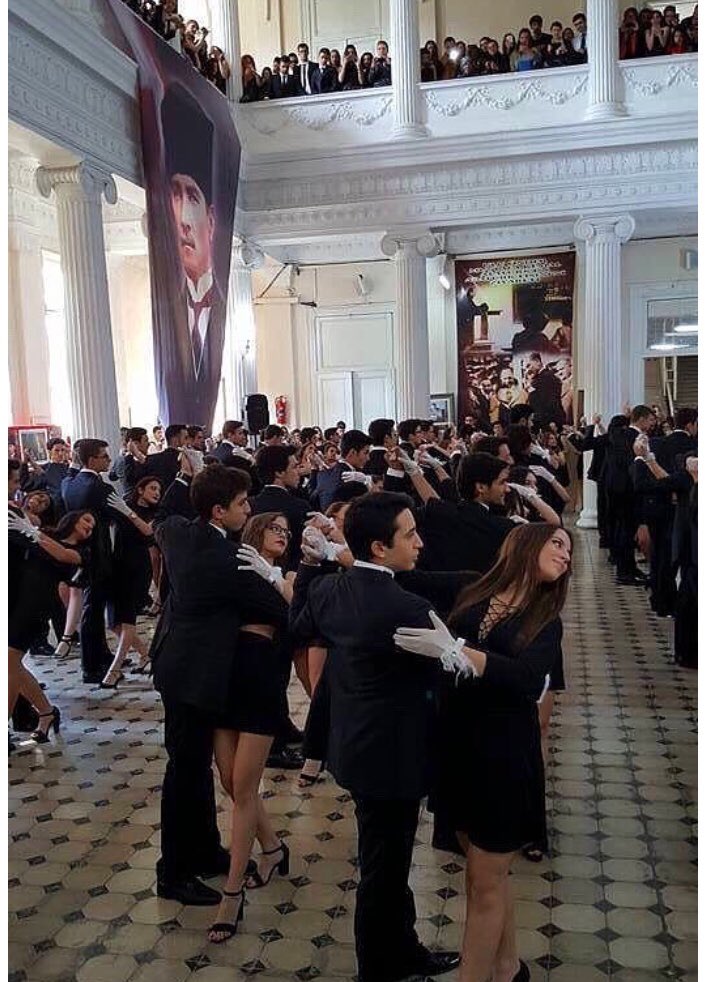 izmiretkin's tweet photo. Gurur duyulası İzmir manzarası; Atatürk Lisesi Cumhuriyet Balosu vals performansı https://t.co/mN8swmtwJk