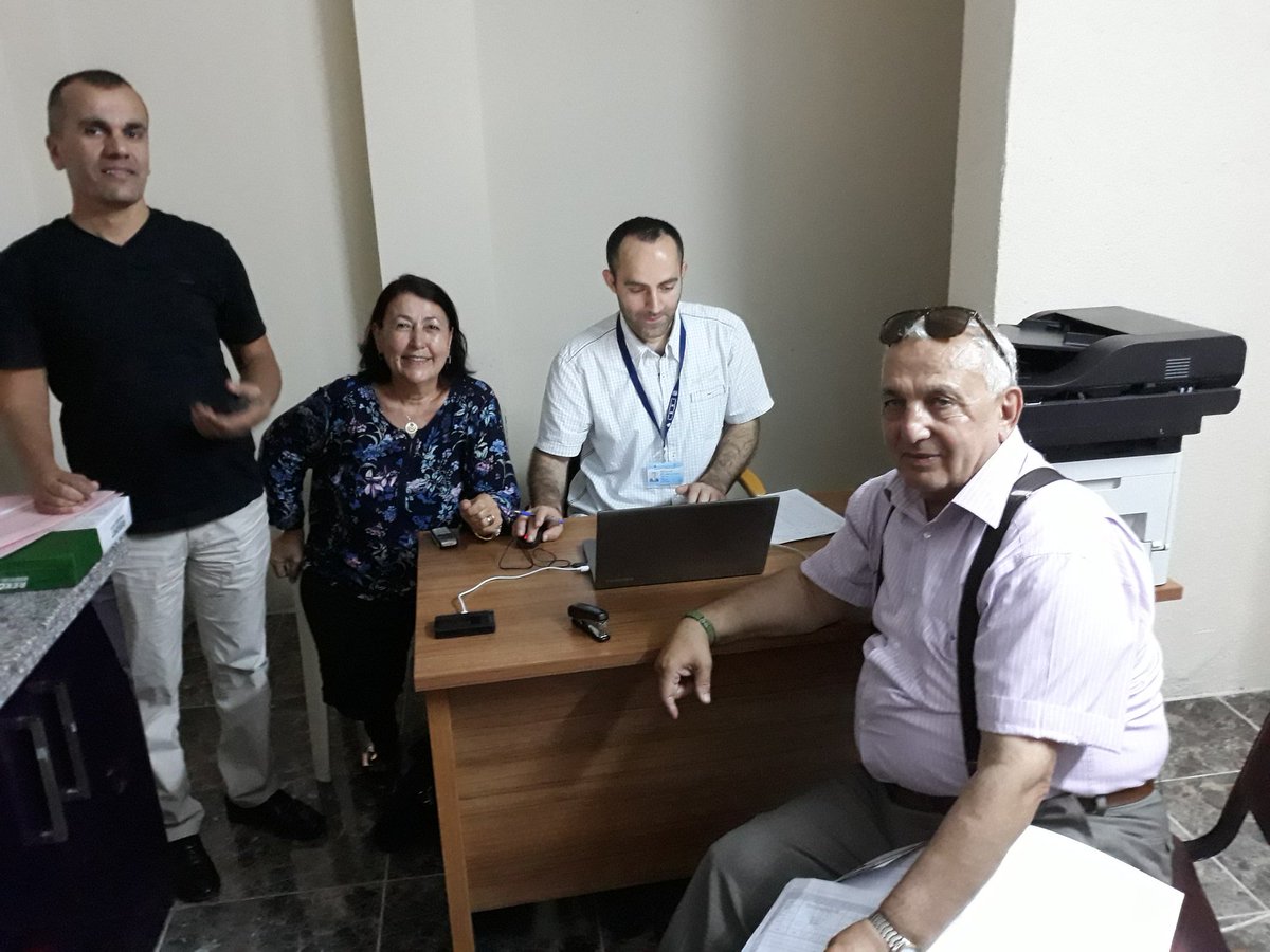 SumerUyanik's tweet photo. İSKİ hizmeti abonelerimizin ayağına getiriyor.#ibb @iskignmudurlugu bugün  ümraniye royal mira sitesinde mobil hizmet ile bina sakinlerinin tesisat ayırma işlemleri yerinde yapıldı. https://t.co/FQ4f3z02Re
