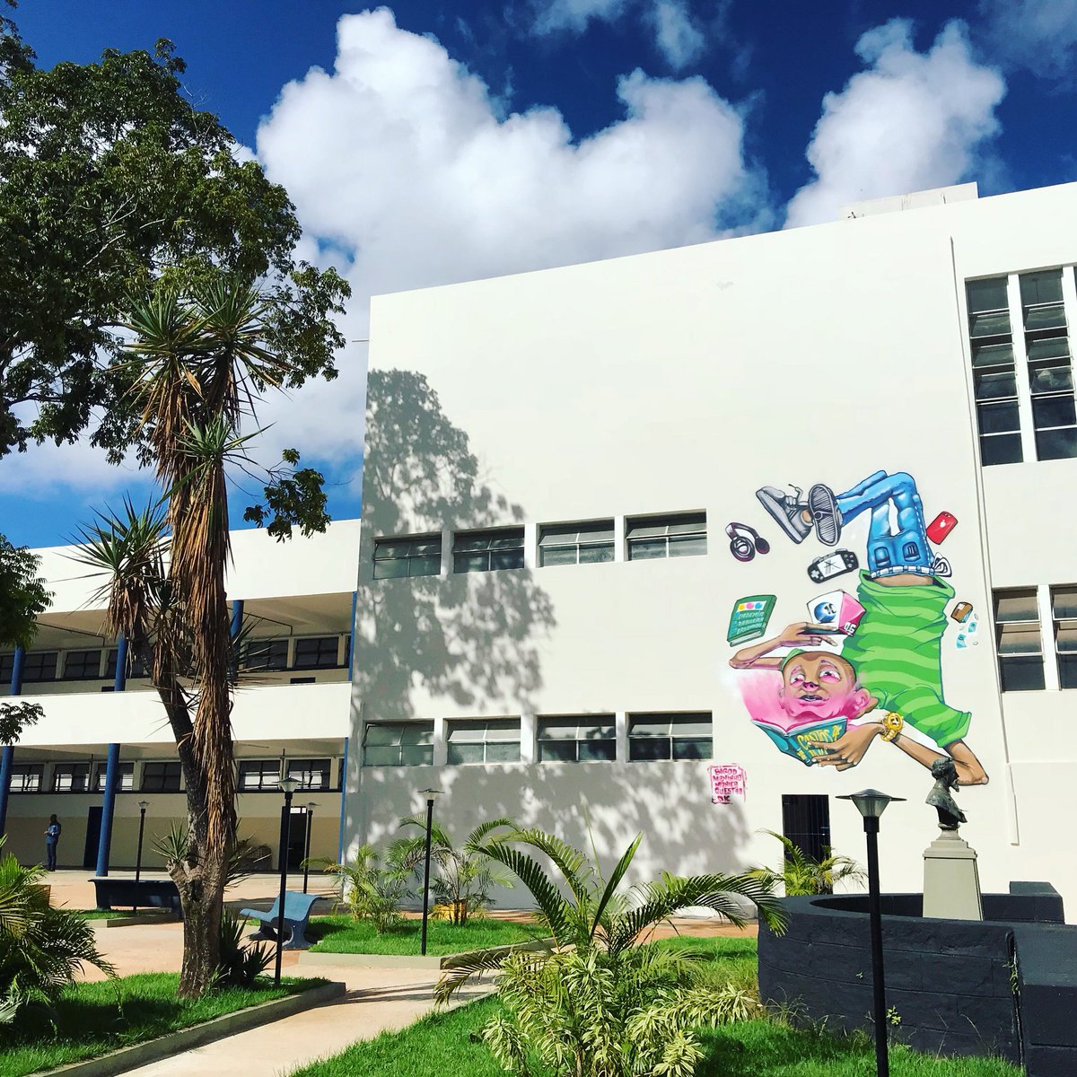 Hoje, reunião do projeto Escola Hacker no ICEIA. Debate do cronograma de 2018-2 com professores do ICEIA e UFBA. #escolamundo #escolahacker