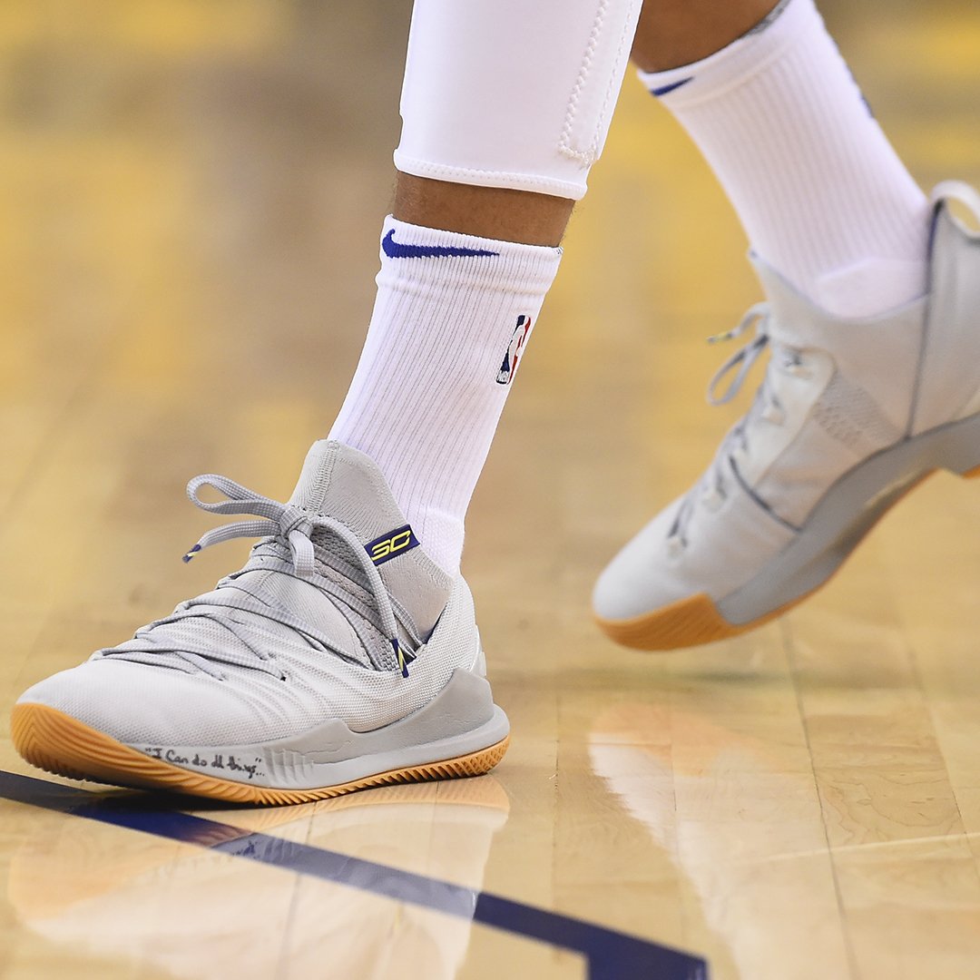 curry 5 on feet