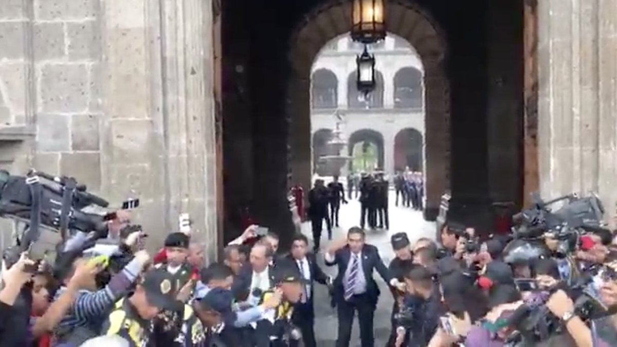 Así fue la llegada de López Obrador a Palacio Nacional para su reunión con el presidente Peña Nieto (VIDEO) goo.gl/b11fgT