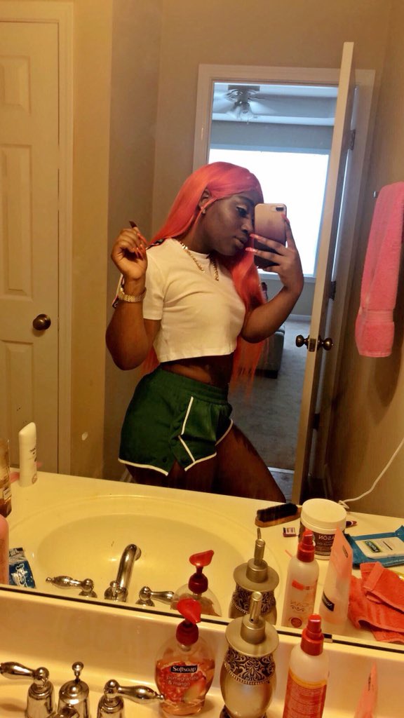 ObeyEriel's tweet photo. You can look but no you can’t touch💋 https://t.co/8fuuAMuyDV