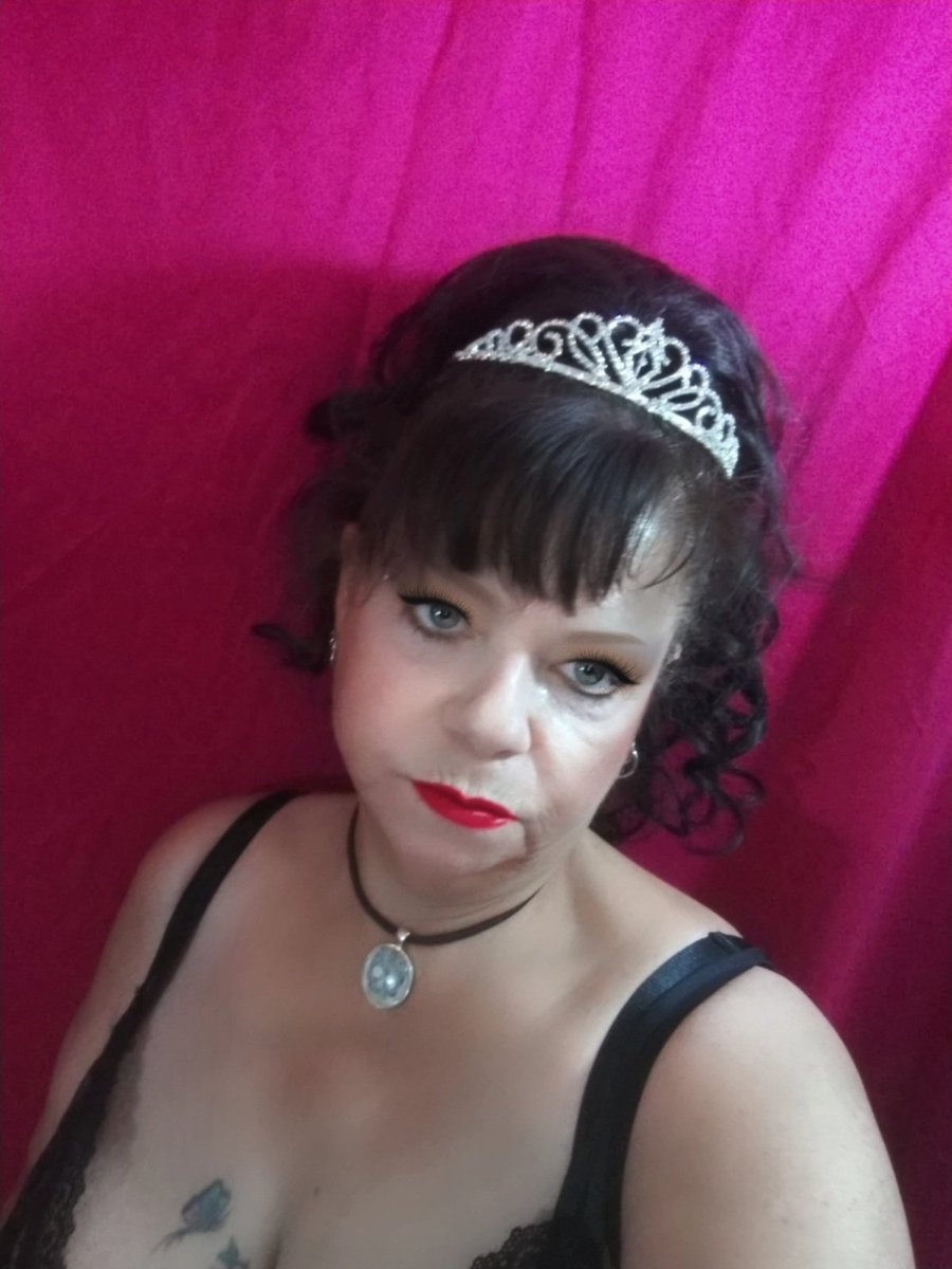 QueenSchizo's tweet photo. What a pathetic beta you are. So miniscule and completely worthless. Your only worth is to please me. Send, send, send. #findom #femdom #humiliation #footworship #hypnodomme #niteflirt Skype:MistressSchizoQueen@yahoo.com https://t.co/0VyJ8rW6vJ