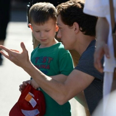 confirmado: tom holland com crianças consegue ultrapassar todos os limites de fofura