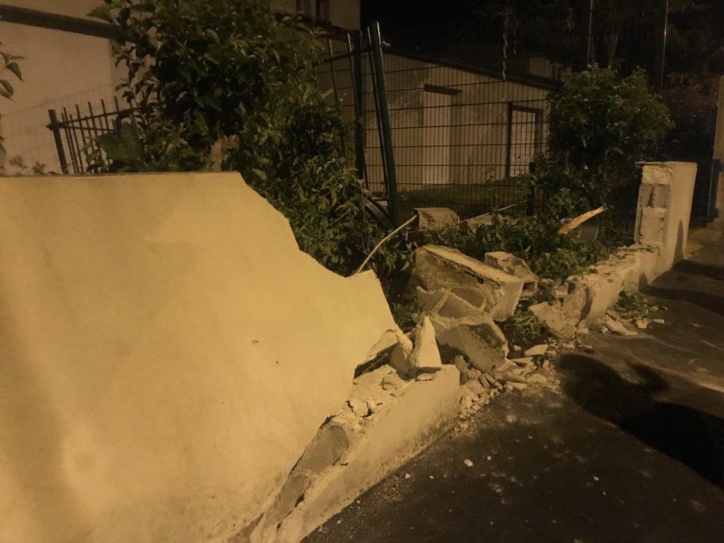 Le mur qu’a percuté le jeune de 20 ans au #Breil. Les habitants et journalistes présents s’étonnent que l’IGPN ne soit pas sur les lieux. A 1h18, une trentaine d’habitants sont sur les lieux du drame. Aucune trace d’enquête. #Nantes