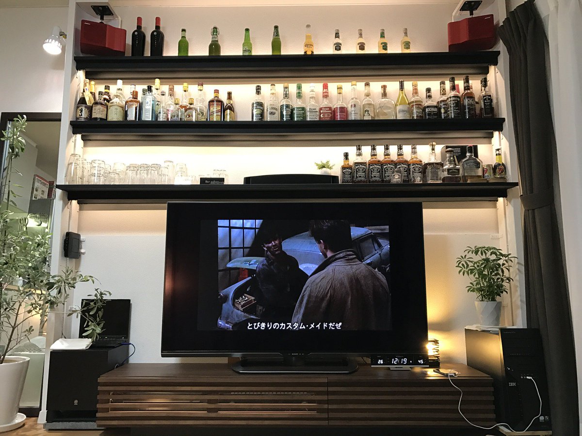 ディアウォール Diawall O様からコメントを頂戴しております 60インチのモニターに合わせたため ディアウォール を片側に２本ずつ利用してます 一体感を出すため柱には元々の壁紙と同じものを 棚板には黒色の壁紙を巻いています また電球色のled