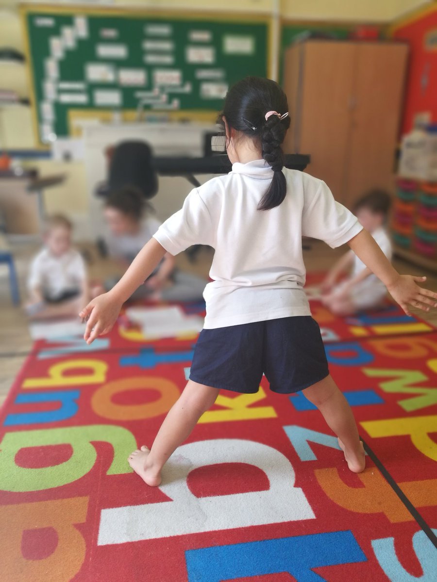 Reception children have enjoyed so much learning about #symmetry through movement in the #LittlePeopleMakingMaths club <a href="/EatonSquareSch/">Eaton Square Prep School</a> <a href="/Minerva_Edu/">Minerva Education</a> #mathsthroughmovement #creativelearning #maths #AfterSchoolClub #embodiedlearning #mathsdance