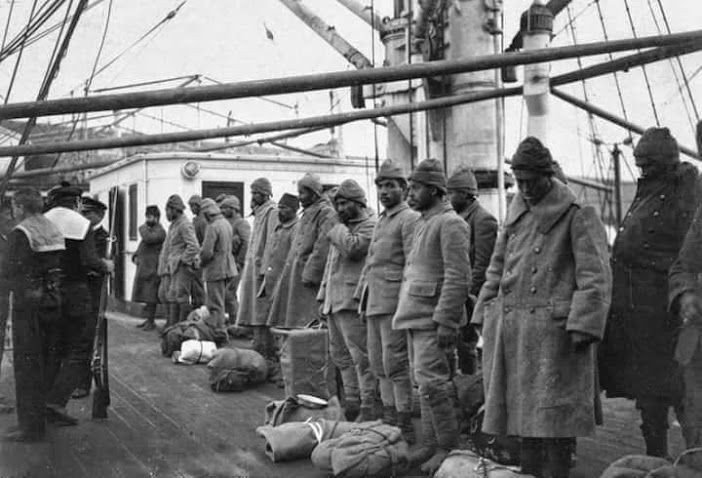 Çanakkale Savaşı'nda esir esilen Türk askerleri, bir Fransız gemisiyle bir daha dönmemek üzere Marsilya'ya götürülüyor.