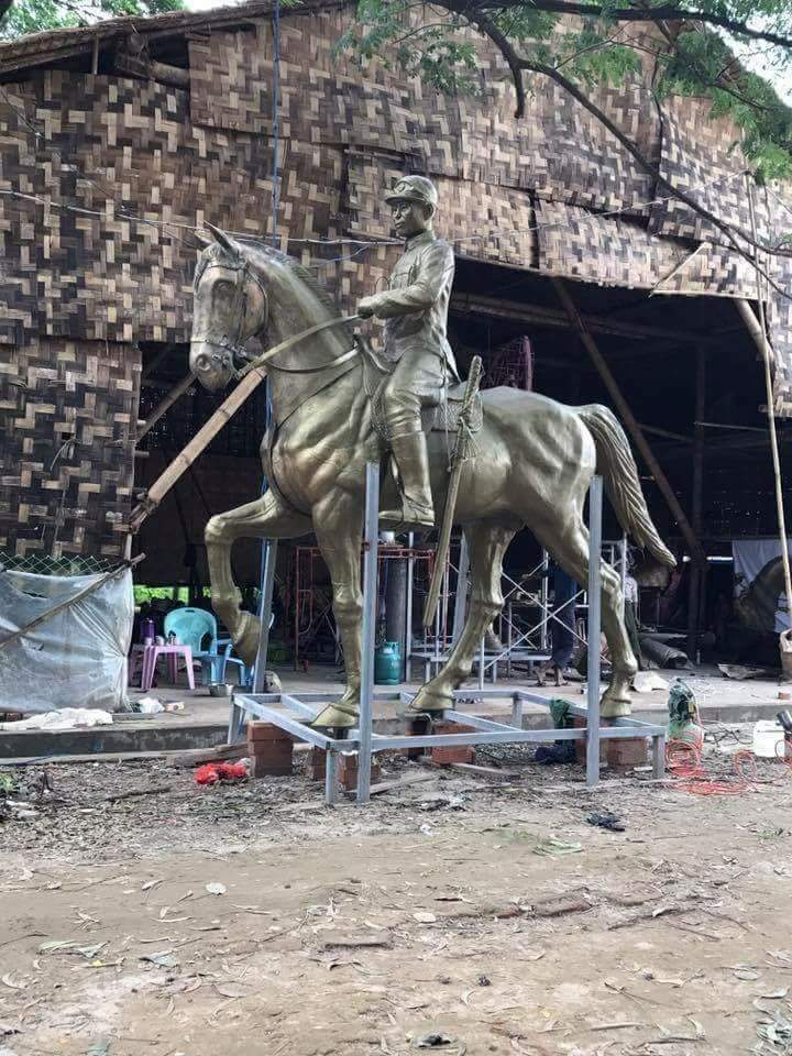 ေရြး​ေကာက္​ပြဲ နီးလာ​ေလ
ဗိုလ္​ခ်ဳပ္​နဲ႔လုပ္​စား​ေလပဲ
သူတို႔ကိုယ္​တိုင္​
ဘာမွ မလုပ္​တတ္​ေတာ့
ဗိုလ္ခ်ဳပ္ျပျပီး လုပ္စားရတာ​ေ​​​​​ပါ့