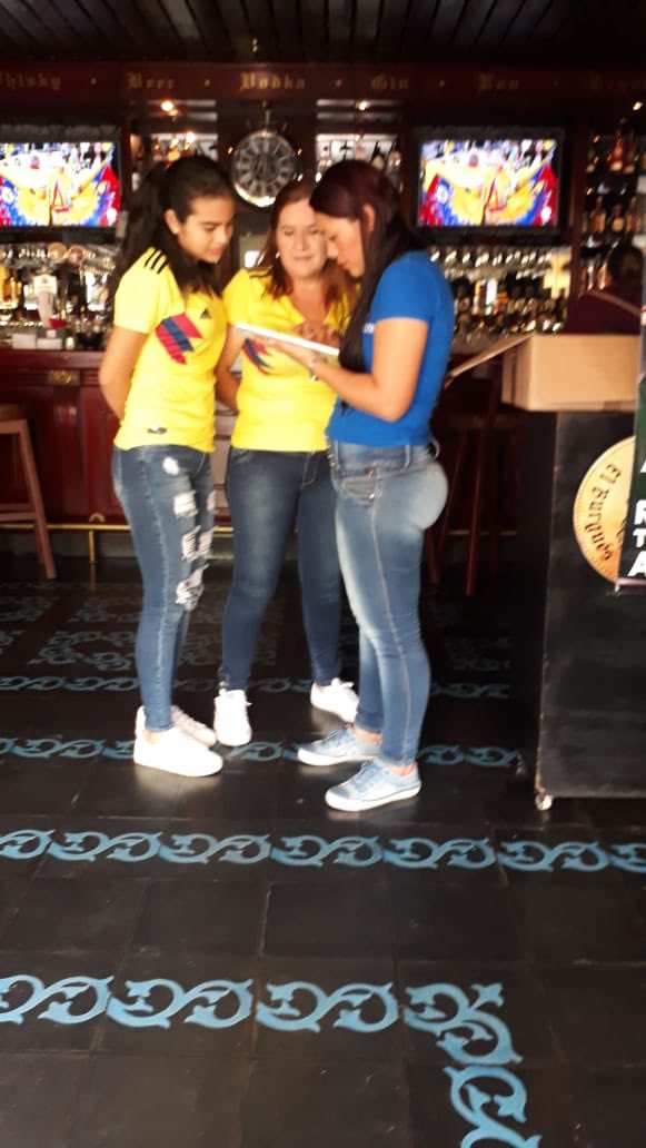 consuertemeta's tweet photo. @consuertev y @BetPlayCO acompañando a los hinchas de @MiSeleccion_ @PaloSanto_Club #PAMAYTE #ElBurguesPub #ColombiaEsMundial https://t.co/QNKXUzhp1B