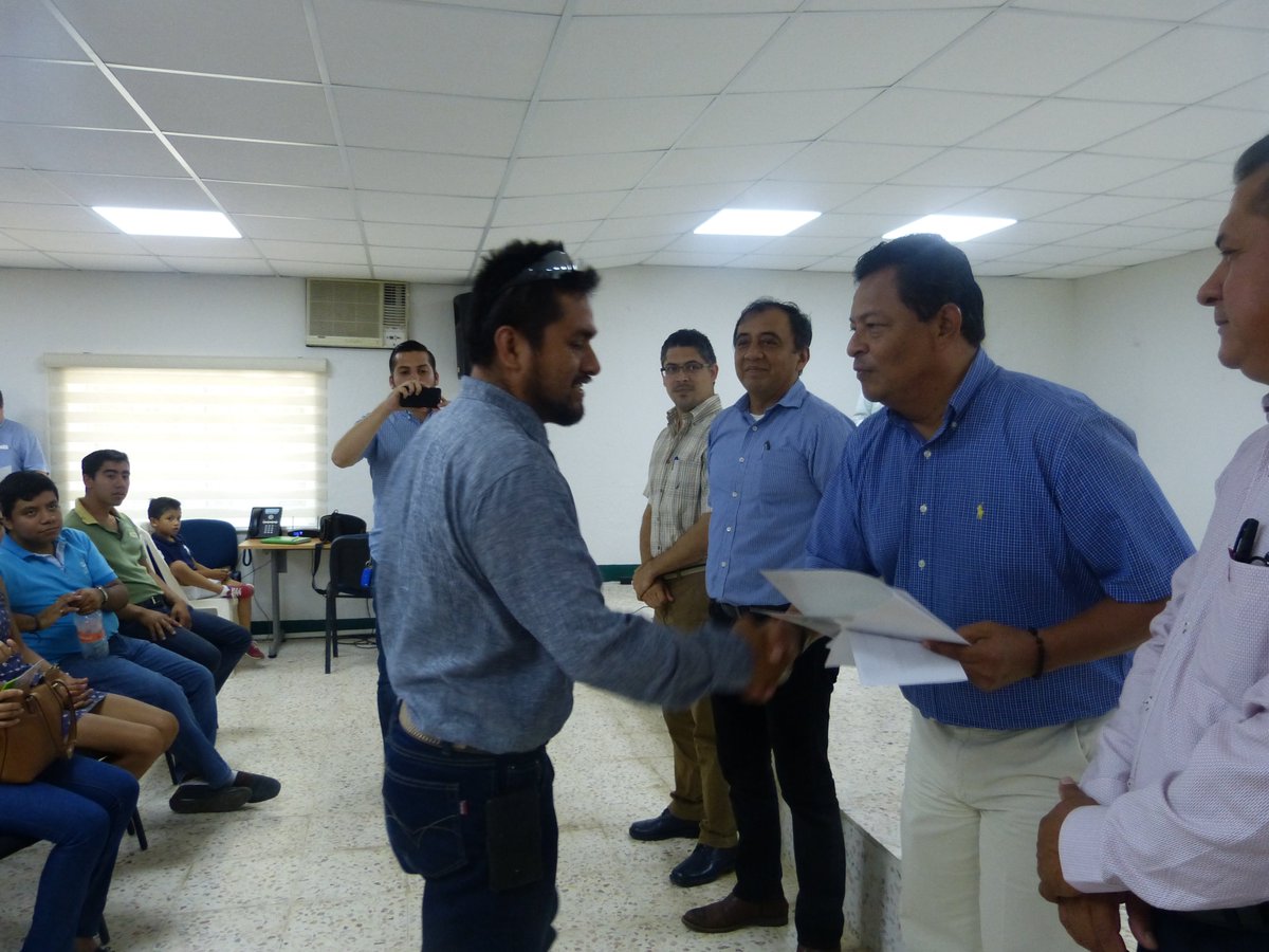 SAGARPA_Tabasco's tweet photo. A implementar debidamente los recursos y ser ejemplo en sus comunidades, llamó @panchoherrera1 , delegado de la @saga los beneficiarios que habitan en núcleos agrarios de la entidad , al encabezar la entrega de apoyos #Fappa . https://t.co/tf9WOTUJCc