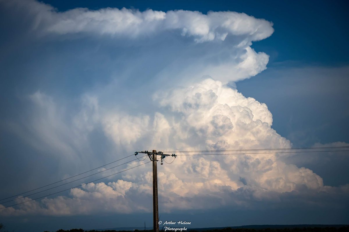 AssoMeteoCVDL's tweet photo. [Photos] Belle ambiance orageuse dans l'#Yonne, ce mardi 03 juillet, près de #Festigny, avec un #tuba et des #mammatus observés. Belle convection sur le #Morvan également. Photos : @helene_arthur Photographe pour Météo Centre. #orage @KeraunosObs https://t.co/YnEWiqFt5p