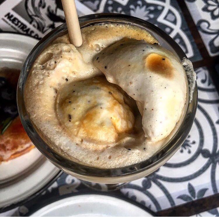 El trago de esta semana es imperdible! Leche de Almendras, Cold Brew infusionado con cardamomo de <a href="/panacea_cafe/">PANACEA Cold Brew</a> y helado sabor chai de <a href="/glacehelado/">Glace Helado ®</a>. Uff😍es como #dirtychai #affogato de mis sueños 😜