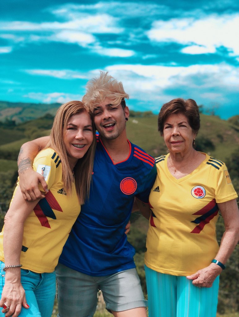 Juanjaramilloe's tweet photo. Normalmente no soy muy fan del fútbol ⚽️ ni mi abuelita 👵🏻 ni mi mamá tampoco 👱🏼‍♀️ pero cuando se trata de apoyar a mi país en el mundial, me emociono igual que el resto 🙌🏻 ¡vamos Colombia! 🇨🇴tenemos que ganaaar! https://t.co/0BYm8Led3l