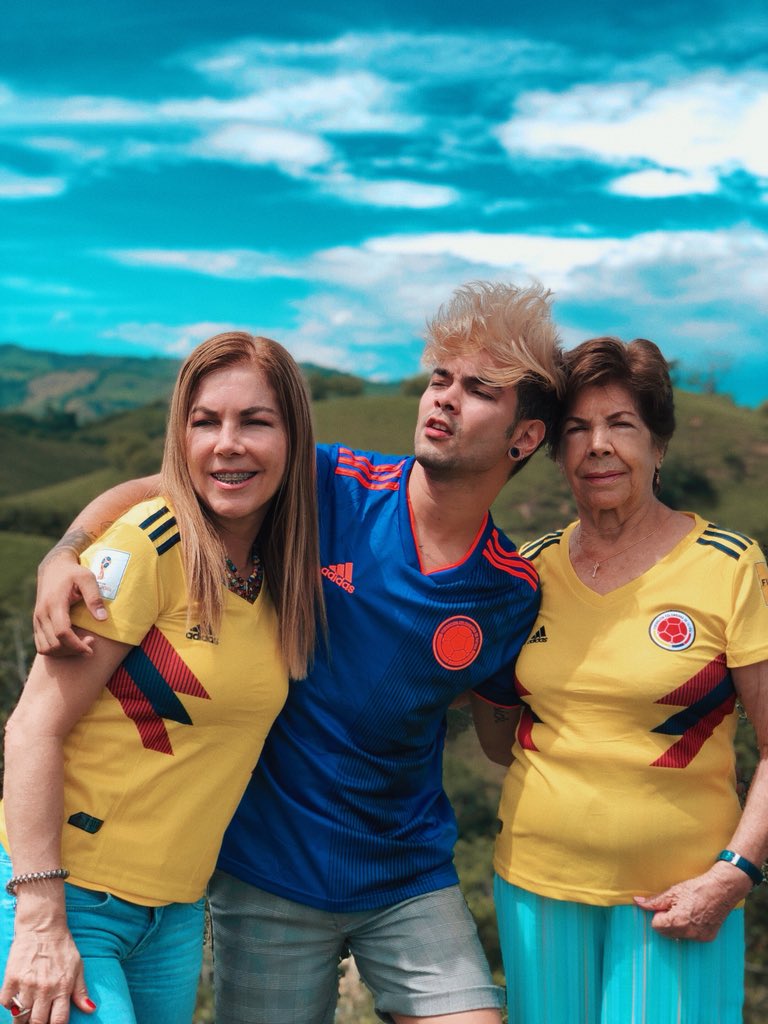Juanjaramilloe's tweet photo. Normalmente no soy muy fan del fútbol ⚽️ ni mi abuelita 👵🏻 ni mi mamá tampoco 👱🏼‍♀️ pero cuando se trata de apoyar a mi país en el mundial, me emociono igual que el resto 🙌🏻 ¡vamos Colombia! 🇨🇴tenemos que ganaaar! https://t.co/0BYm8Led3l