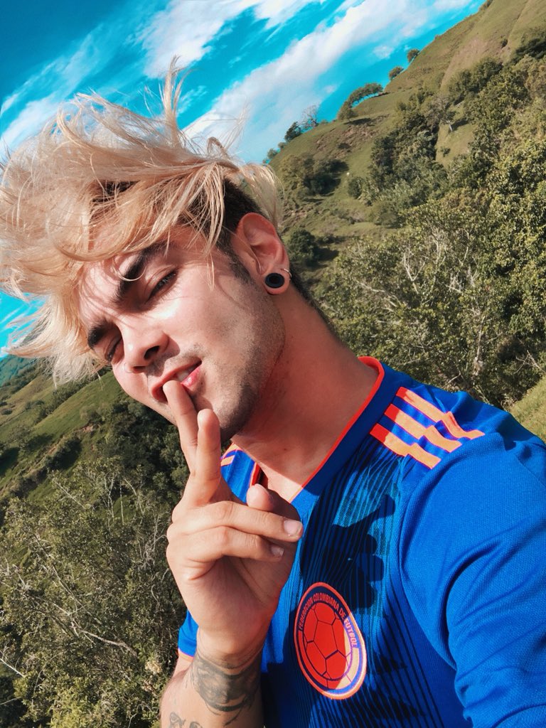 Juanjaramilloe's tweet photo. Normalmente no soy muy fan del fútbol ⚽️ ni mi abuelita 👵🏻 ni mi mamá tampoco 👱🏼‍♀️ pero cuando se trata de apoyar a mi país en el mundial, me emociono igual que el resto 🙌🏻 ¡vamos Colombia! 🇨🇴tenemos que ganaaar! https://t.co/0BYm8Led3l