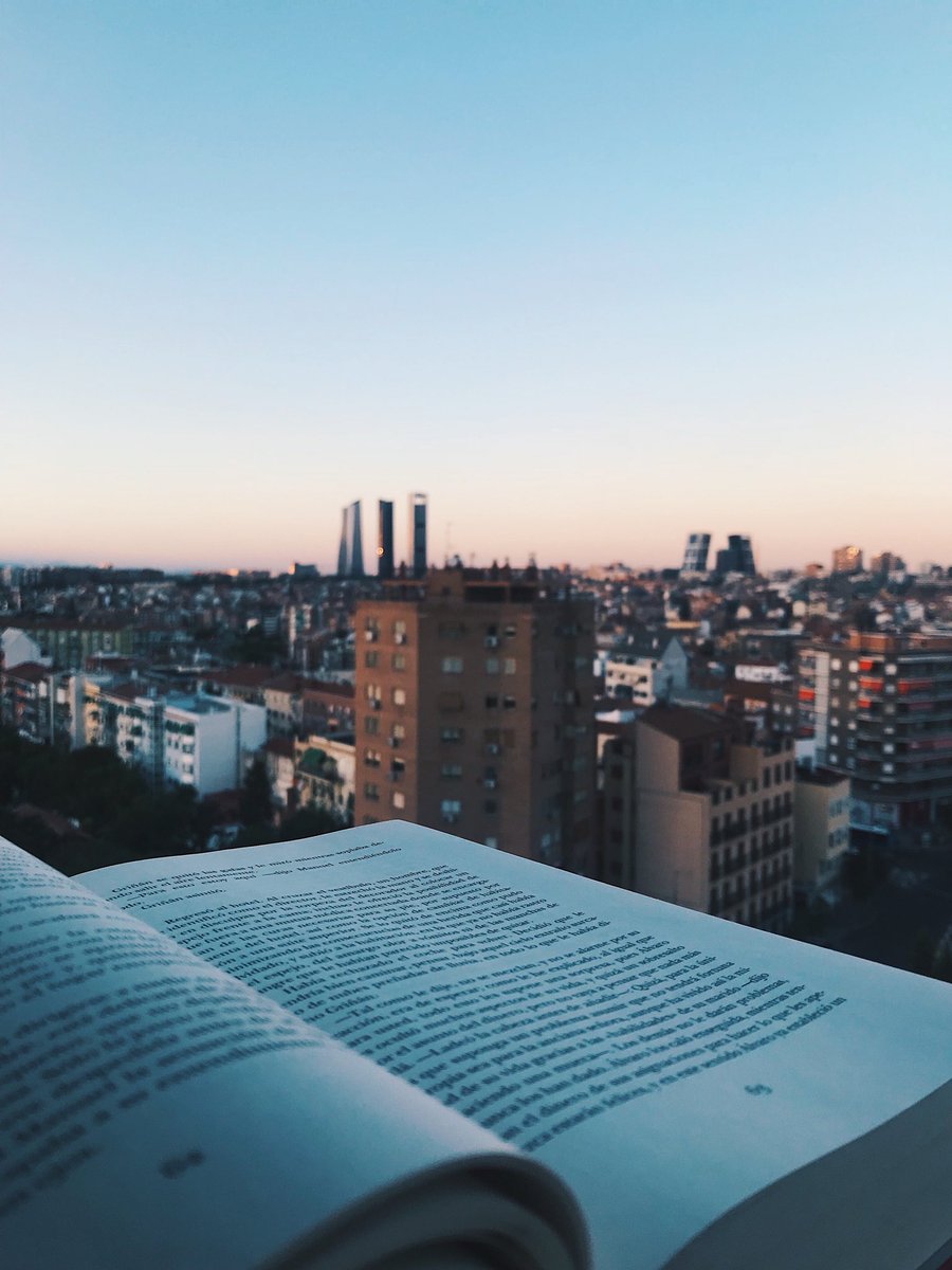 davidolivas's tweet photo. Un libro y el atardecer. A veces no necesitamos mucho más. https://t.co/t3uaLiGjYt