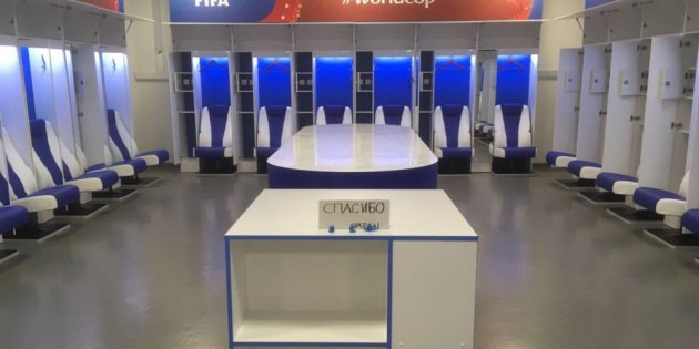 AsieHistoire's tweet photo. #SessionFoot #Japon
Après sa défaite face à la Belgique, l'équipe japonaise a nettoyé entièrement son vestiaire et a laissé un écriteau sur lequel on peut lire "merci" en russe. C'est, pour eux, une manière de remercier le pays hôte de la coupe du monde. https://t.co/3MIDeiYiCT