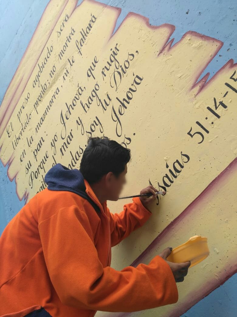 DDHH_Zona6's tweet photo. Las personas privadas de libertad del #CRSTURI pintan murales que contienen pergaminos con frases motivadoras. https://t.co/9NpnmDQn1T