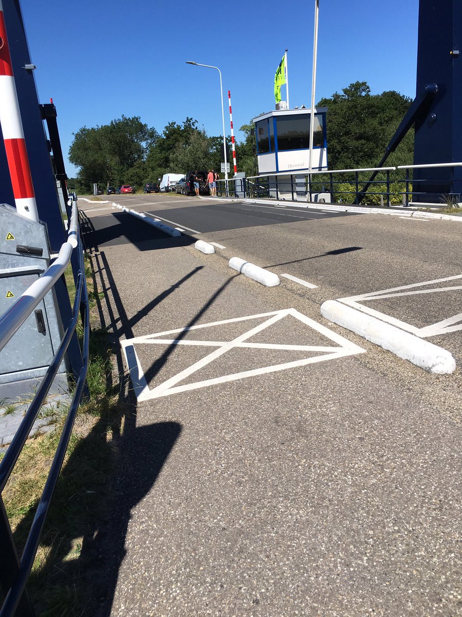 PieterBalstra's tweet photo. Zou iemand mij ook kunnen helpen? Ik ben zaterdag jl rond 15:20 aangereden op de #Heerezijlbrug in #Terherne door een auto met trailer erachter en daarop een grote #roeisloep. De bestuurder komt uit #Sneek. Stuur mij aub een dm of bel op 06-29065357 met gegevens van deze persoon. https://t.co/hIcgOq4iv6