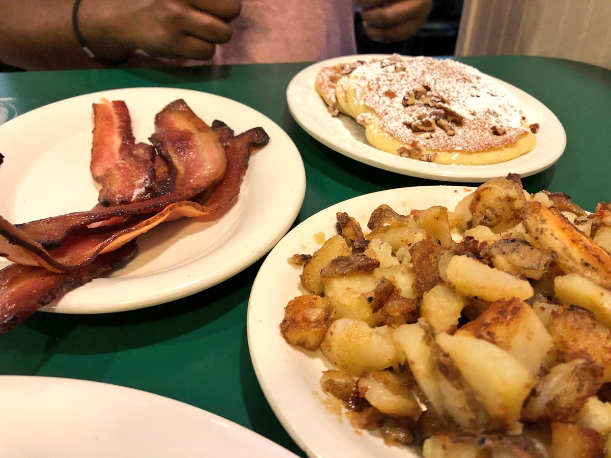 theredplate_'s tweet photo. The Original Pancake House
Is there ever a bad day for pancakes? 
Chocolate Chip &amp; Banana Nut pancakes
@thepancakehouse 
#RedPlateGotYall https://t.co/fYcMoPZXWr