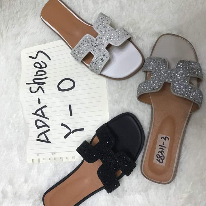 posh_feet's tweet photo. Easy wear slippers that are owambe  valid 😀😀
The H slippers comes in many pretty designs ,follow @poshfeetcollectionx on IG. 
Price - 6k only. 
Size 37-41 only.. https://t.co/miYgbo1kvt