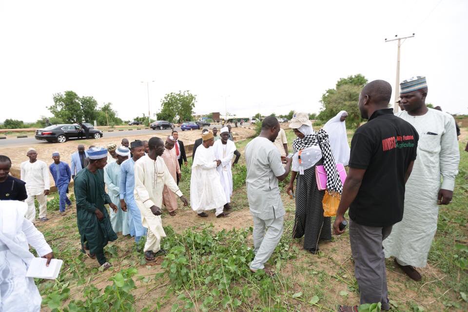 H.E Governor Abubakar Atiku Bagudu stopped over at an 
<a href="/EUinNigeria/">EU in Nigeria 🇪🇺🇳🇬</a>  <a href="/oxfaminnigeria/">Oxfam in Nigeria</a> supported project that is distributing 700 goats and 7000 chickens to vulnerable persons. 
The #ME Officer Lukman Abubakar, Dominic Sansa and Aminat Oladun Jeoji said livestock were of high breed