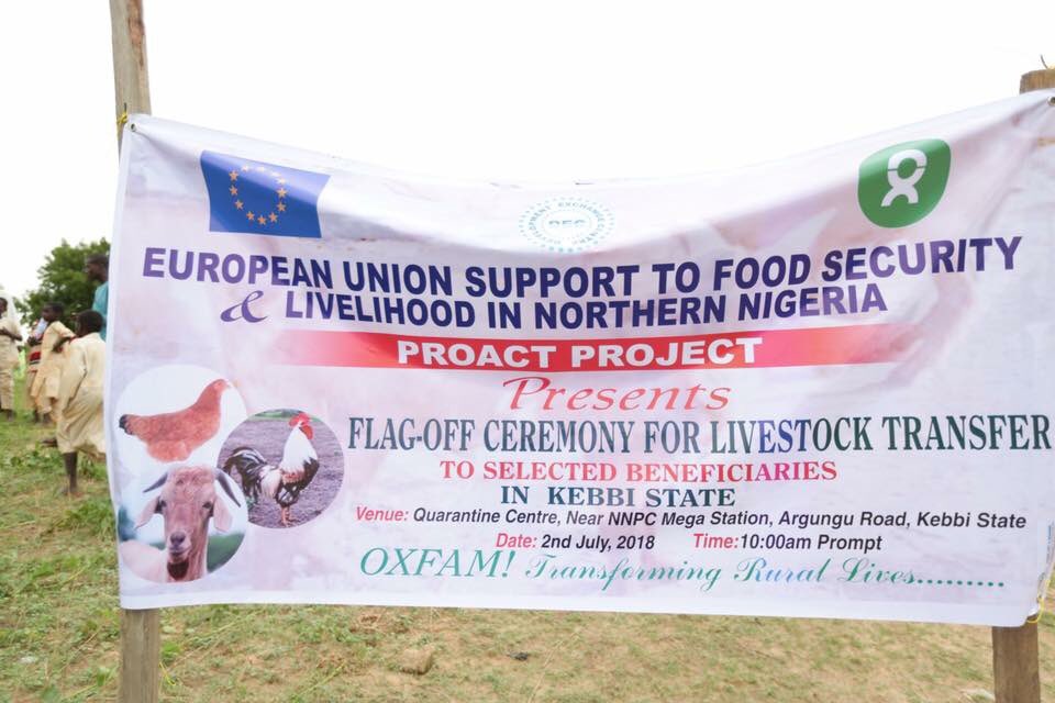 KBStGovt's tweet photo. H.E Governor Abubakar Atiku Bagudu stopped over at an 
@EUinNigeria  @oxfaminnigeria supported project that is distributing 700 goats and 7000 chickens to vulnerable persons. 
The #ME Officer Lukman Abubakar, Dominic Sansa and Aminat Oladun Jeoji said livestock were of high breed https://t.co/dRvkkQmDxx