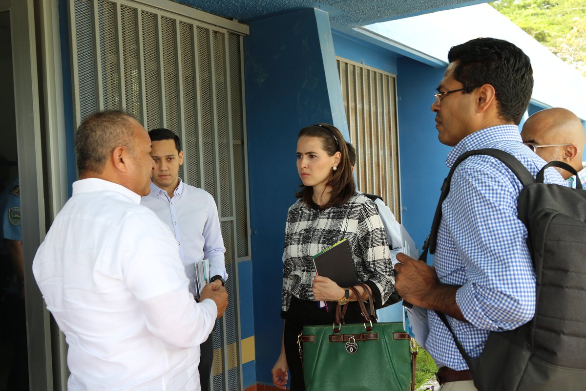 PoliciaHonduras's tweet photo. @mariandreamc ministra de @EyC_HND recorre las instalaciones de la @SSEGURIDADHN y @PoliciaHonduras para conocer los procedimientos aplicados a través de #SIG #UTECI y #Telemática https://t.co/LYVcKKnrGb